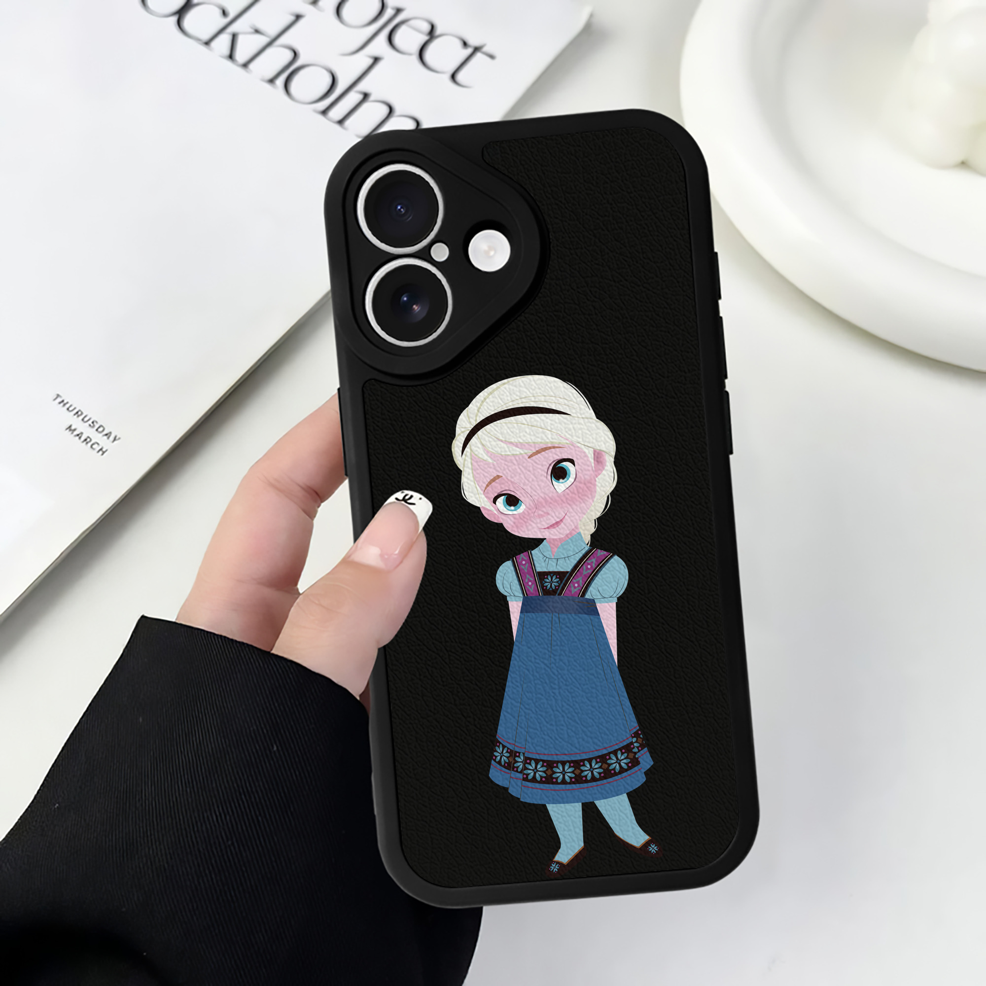 （画像用） アナと雪の女王 アンナ エルサ Frozen Anna Elsa 【iPhone 16シリーズ対応】シリコンスマホケース（レザー調） 材質：シリコン